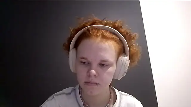 CurlaPettyBom online show from February 16, 9:20 am