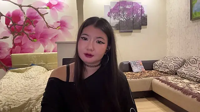 MaeRaads online show from April 17, 9:50 pm