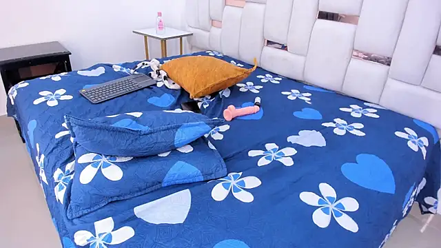 Zoe  smiith online show from February 28, 9:20 am