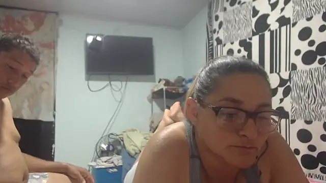pareja latina2214 online show from May 1, 2:26 am
