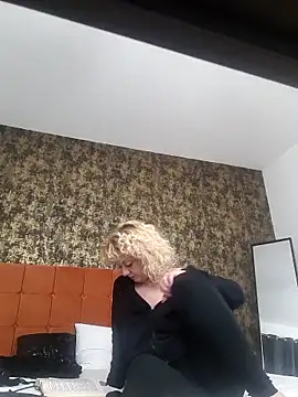 LaireeFelini online show from February 18, 8:30 pm