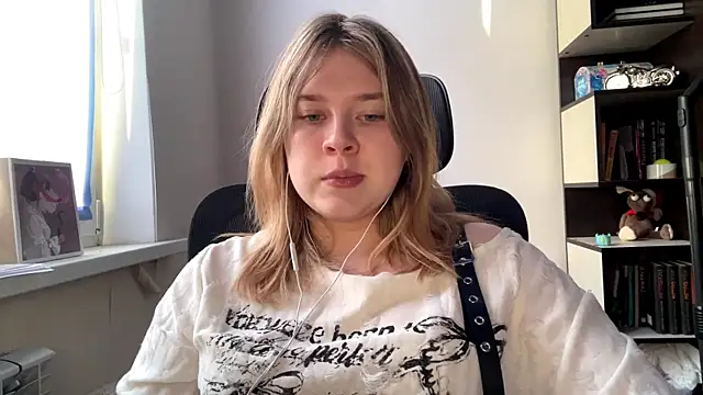 TomikoPfau online show from April 17, 2:08 pm