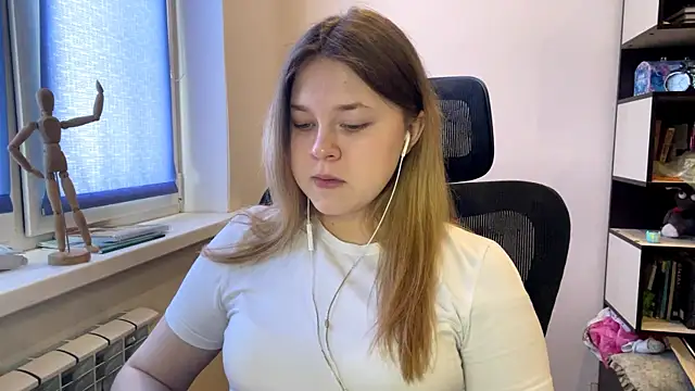 TomikoPfau online show from February 24, 9:19 am