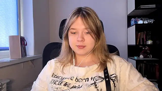 TomikoPfau online show from April 19, 2:17 pm