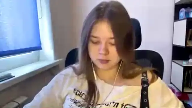 TomikoPfau online show from March 22, 9:48 am