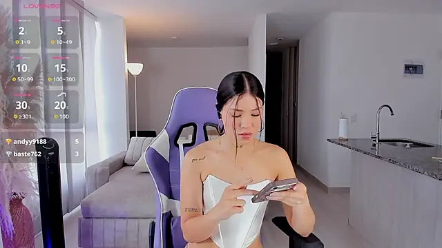 sofiawiliams online show from April 18, 7:29 pm