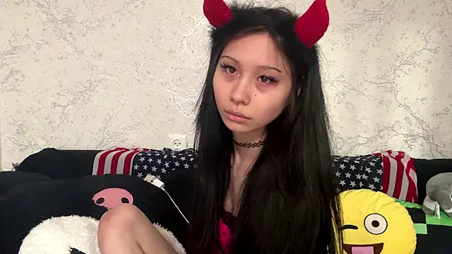 kishagrayone online show from April 16, 1:00 pm