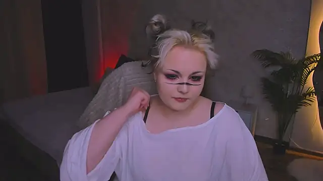 HwasaMoore online show from March 1, 8:30 pm