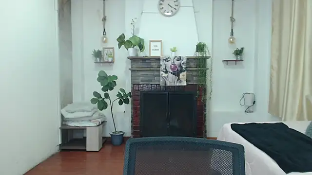 Emma hassani online show from April 18, 1:35 pm