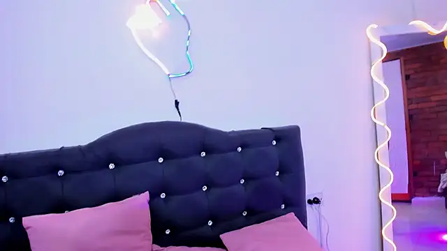 LINDSAY TAY online show from March 17, 5:44 am