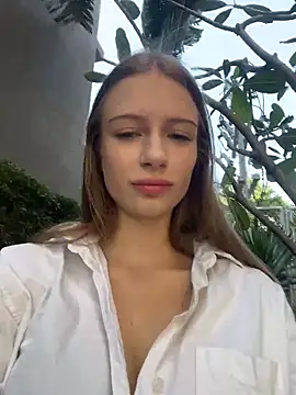 ViviennMur online show from March 4, 8:10 am