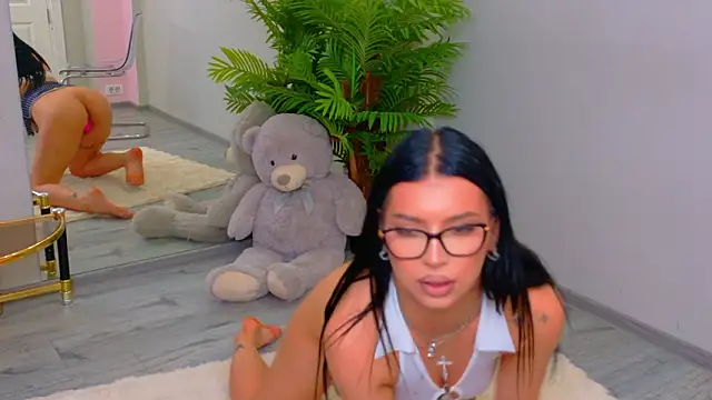 HanahPiercee online show from March 4, 8:59 pm