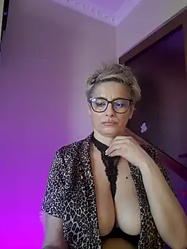 LunaBlaise online show from April 4, 2:49 pm