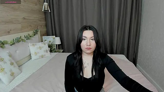 LunaVeyne online show from March 4, 1:07 pm