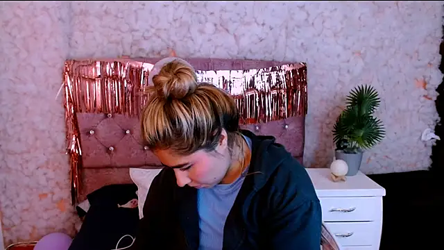 Sofiazaf  online show from April 4, 12:48 pm