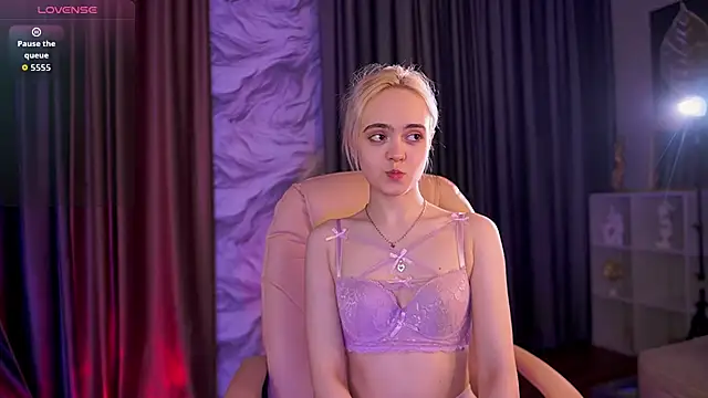 Bambi Bloom online show from March 20, 5:45 am