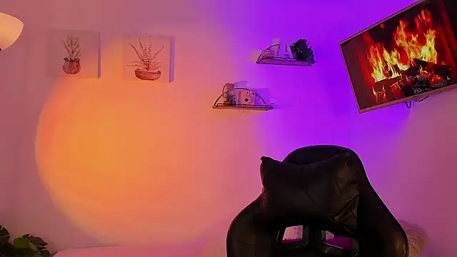 AlaiaRogers online show from April 8, 10:28 am