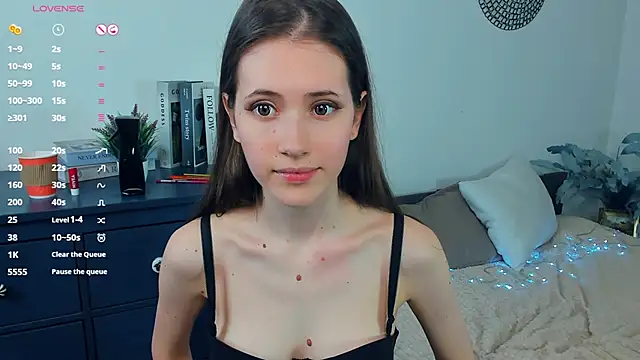 OdiIiaChavarria online show from April 18, 7:07 pm