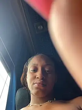 LiaTrainor online show from April 13, 6:30 pm