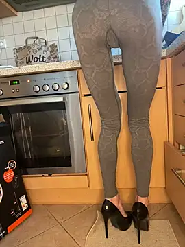 SkinnyLilly online show from April 9, 11:48 am