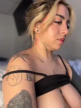 CarolQueen1  online show from April 18, 7:07 pm