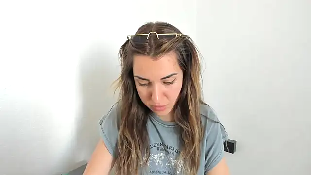 summmmersky1 online show from April 14, 12:49 pm