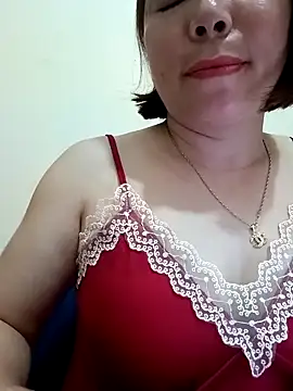 SingleeMomm online show from March 25, 4:21 pm