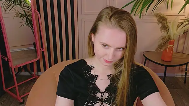 Lover Daisy  online show from May 5, 12:41 pm
