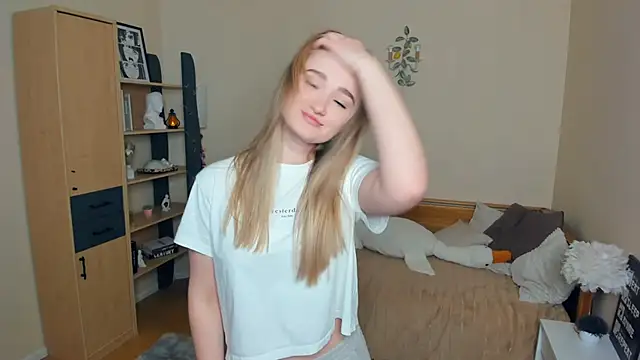 VioletteClaire online show from April 18, 9:12 am