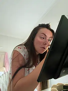 LolaSkyee online show from July 9, 6:38 am