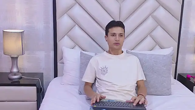 ChloeAndJeanPaul online show from May 2, 2:26 am
