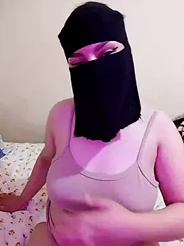 Queen Lola online show from May 9, 7:05 pm