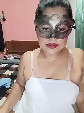 Maskedcurves online show from June 25, 5:47 pm
