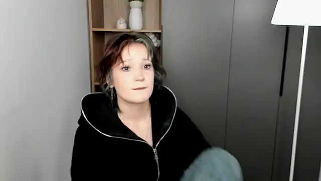 BettieBagwill online show from April 5, 8:35 am