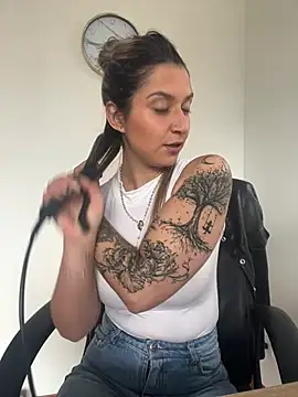 Isabella varella- online show from April 6, 1:34 pm