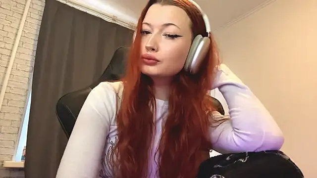 LaurenGoodhart online show from April 9, 3:17 pm