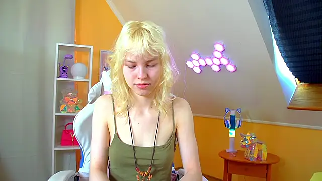HannahHollis online show from April 24, 6:16 am
