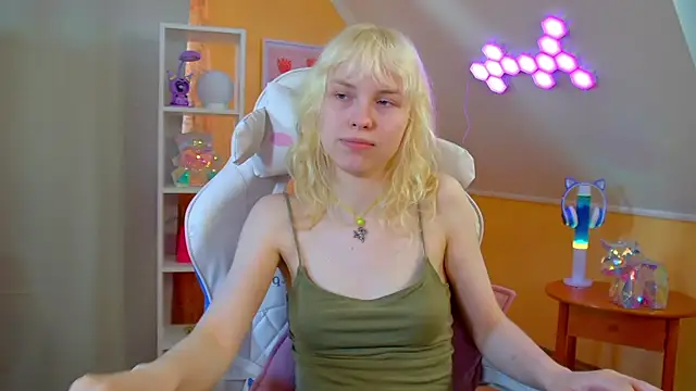 HannahHollis online show from April 26, 1:42 pm