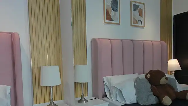 Molly Thonsonn online show from April 21, 3:35 am