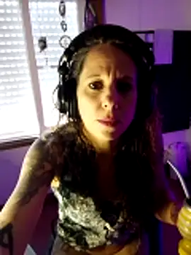 LauKiss online show from April 11, 7:17 pm