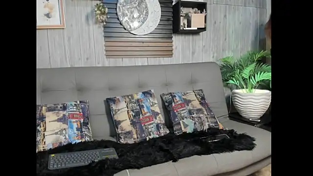 Luna  Cortez online show from May 6, 1:48 pm