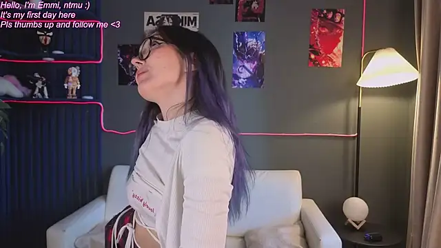 Emmi Bennett online show from April 17, 2:52 pm