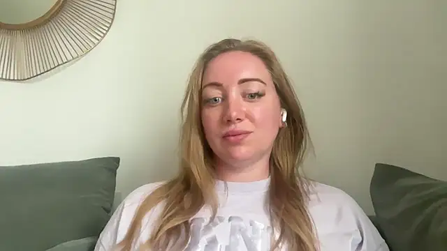 arielsweetieee online show from June 30, 10:15 am