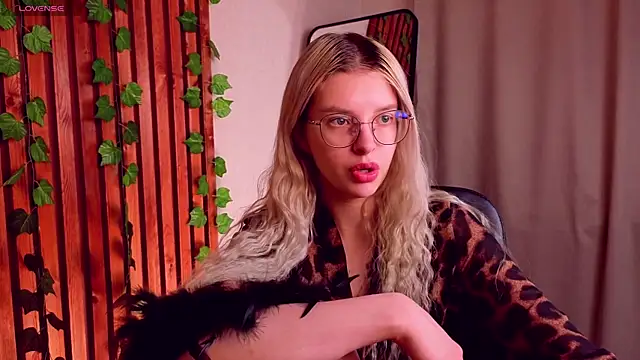 TiffyPeachy online show from April 21, 10:55 am