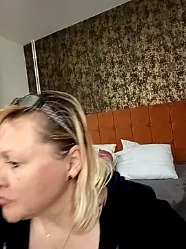 I amVeronicle online show from April 22, 4:37 pm
