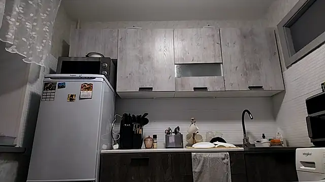 LatanyaDaivs online show from April 18, 7:07 pm