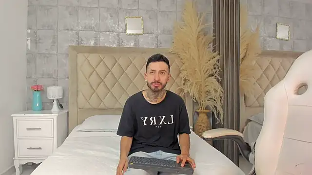 StevenAndLaura online show from May 19, 8:38 pm