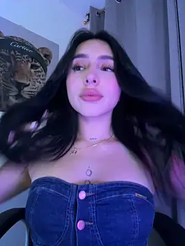 IsabellaNoir  online show from May 21, 11:46 pm