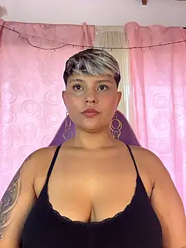 A CURVY HOT online show from May 11, 4:04 pm