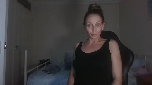 LouiseLovell online show from May 28, 7:45 pm